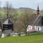 Katolický hřbitovní kostel (zal.ve 14.stol.) a zvonice (v původním stavu ze 16.stol.)